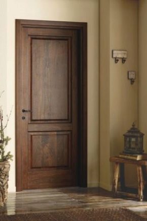  Pintu kayu pepejal