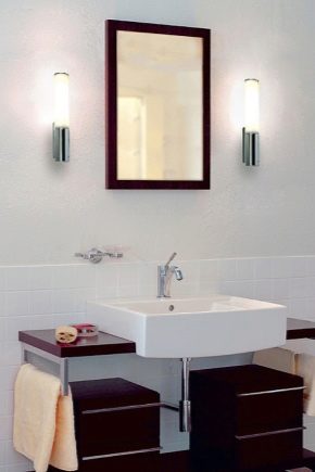  Lampu dinding di bilik mandi