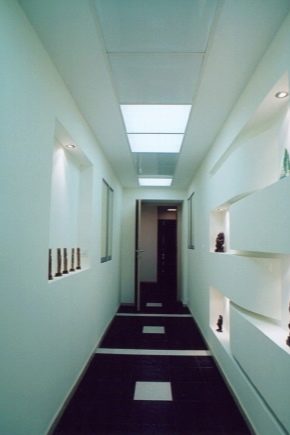  Plafond design dans le couloir