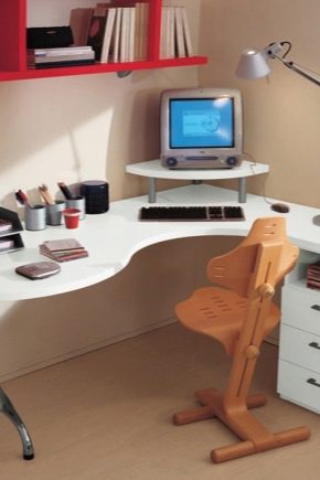  Rohové stolní počítače s policemi a zásuvkami
