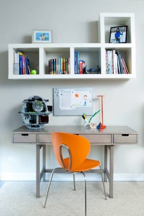 Un birou mic în interior