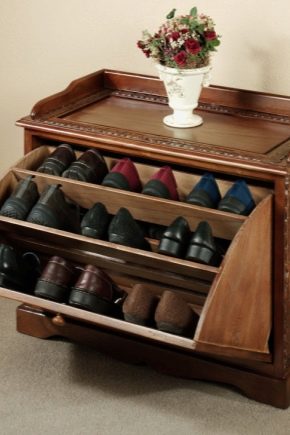 Ράφια για παπούτσια στο διάδρομο
