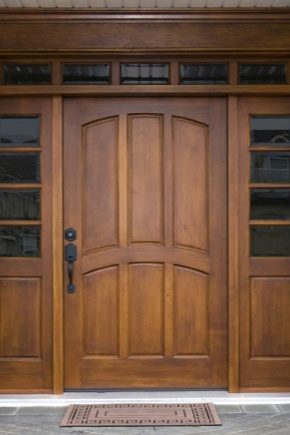  Dřevěné dveře izolované