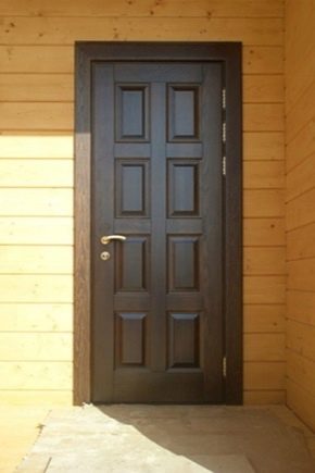  Installatie van deuren in een houten huis