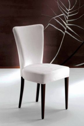  A fehér székek kiválasztása a lakásban