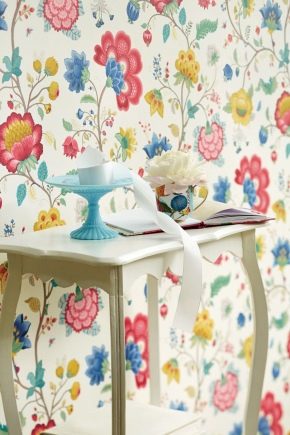  Wallpaper dengan bunga di pedalaman moden