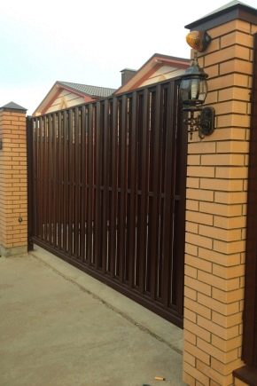  Brick and corrugated fences: installation features