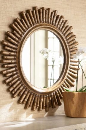  Miroirs dans des cadres en bois: caractéristiques de choix