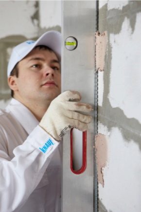  Proses pemasangan suar untuk dinding plaster