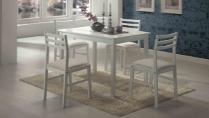  Baltos kėdės virtuvei