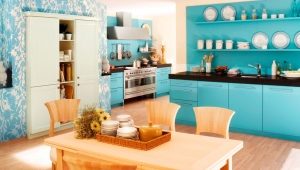  Parlak renkler duvarları ile mutfak tasarımı