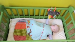  Speelgoed voor pasgeborenen in de wieg en de wandelwagen