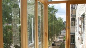  Balkona stiklojums ar koku
