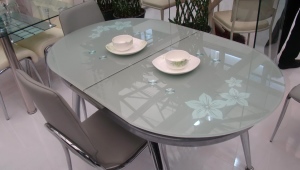  Table de cuisine coulissante en verre