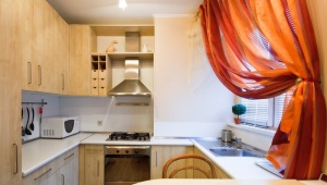  تصميم منطقة مطبخ صغير من 4 مربع. م مع الثلاجة