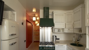  Design pequena área de cozinha de 6 quadrados. m com geladeira