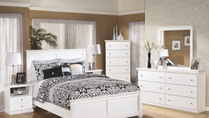  White dresser in the bedroom