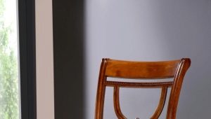  Holzstühle mit gepolsterter Sitzfläche