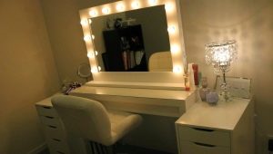  Makeup tables with a mirror and light