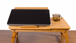  Bagaimana untuk memilih meja untuk komputer riba di dalam katil?
