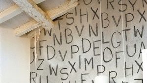 Tapeta s nápisy v interiéru