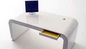  El tamaño del escritorio de la computadora.