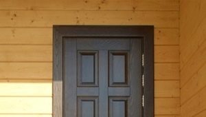  Pemasangan pintu di rumah kayu