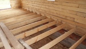  Características del suelo del dispositivo sobre troncos de madera en una casa privada