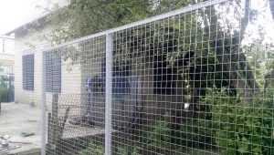  Galvaniserat svetsat nät för staketet: fördelarna och nackdelarna
