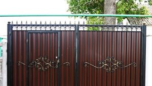  Gate from a professional flooring with forging elements: the practical and beautiful decision