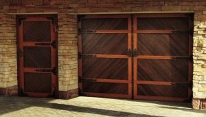  Gerbang untuk garaj kayu: kelebihan dan kekurangan