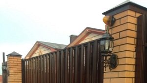  Garduri din cărămidă și ondulată: caracteristici de instalare