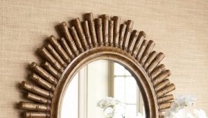  Mirrors in wooden frames: features of choice