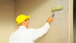  Hur man primerar väggarna innan du klämmer på tapeter?