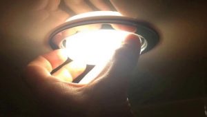  Jak vyměnit žárovku v stropě?