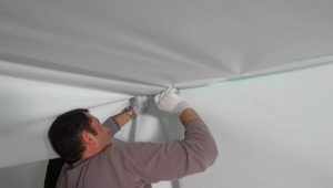  Cómo pegar correctamente el techo suspendido: la elección del pegamento, especialmente el revestimiento de reparación