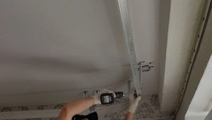  Doe-het-zelf installatie van een spanplafond met twee niveaus