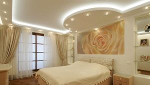  Plafonds tendus pour la chambre à coucher: caractéristiques de choix et design
