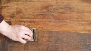  How to remove the varnish from a wooden surface at home?