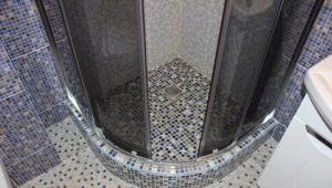  Base de duche em mosaico: ideias e como implementá-las