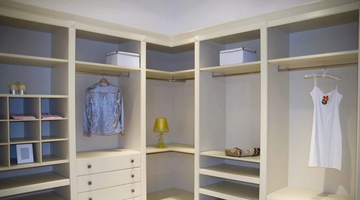  Möbler för garderobsrummet