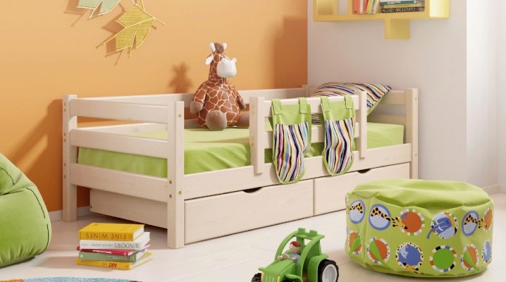  Baby bed with drawers
