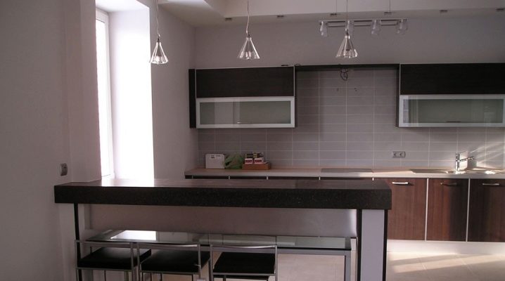 Ontwerp van keuken-studio met een bar