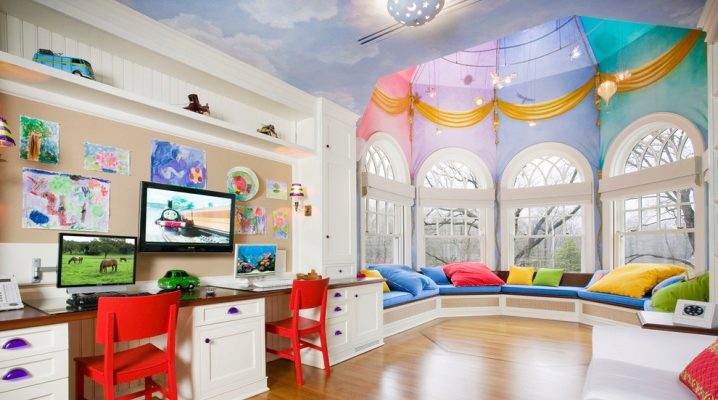  El diseño del techo en la habitación infantil.