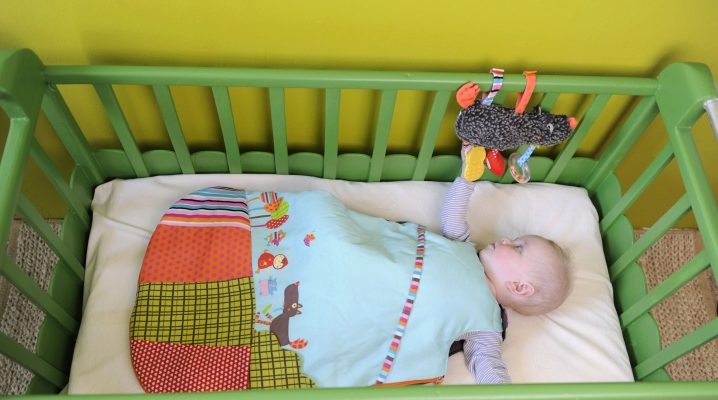  Leksaker för nyfödda i spjälsäng och barnvagn