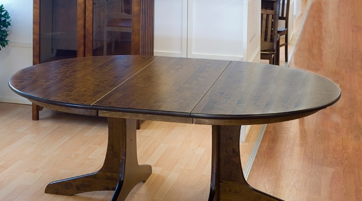  Round extendable table in the kitchen