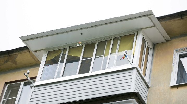  Vitrage des balcons avec un toit