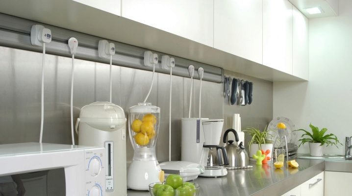  Outlets on the kitchen apron