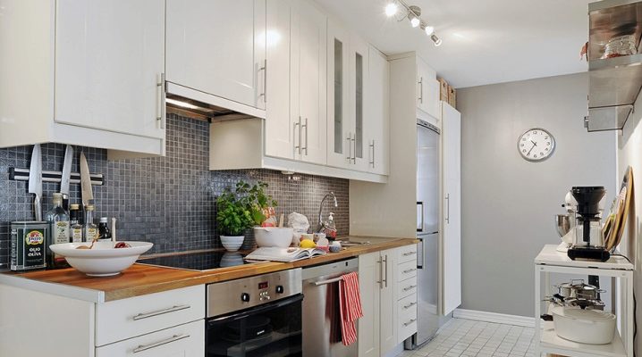  De combinatie van grijze muren met de kleur van de keukenset