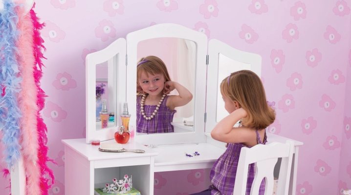  Masă de toaletă cu o oglindă pentru fetiță